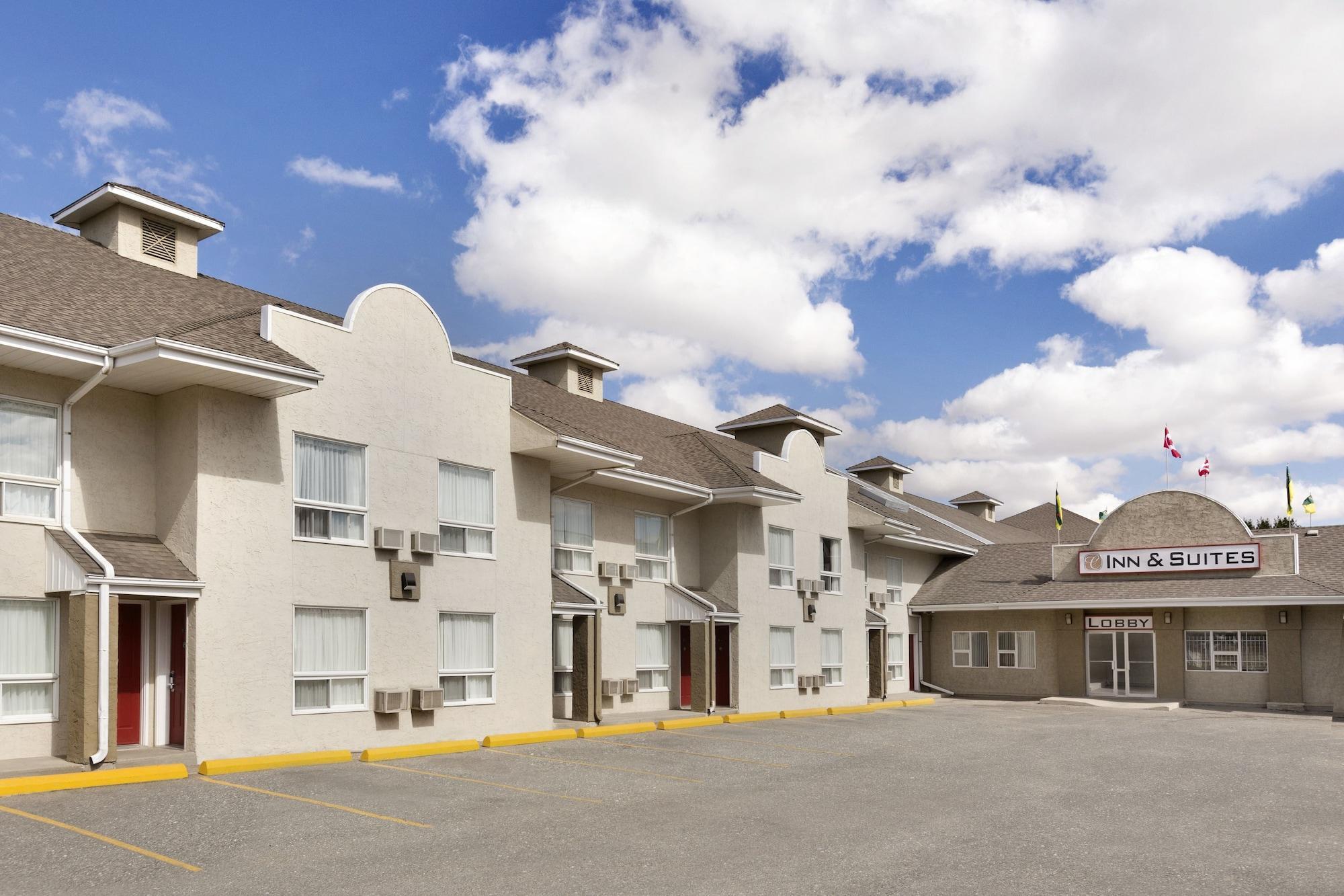 Colonial Square Inn & Suites Saskatoon Exterior photo