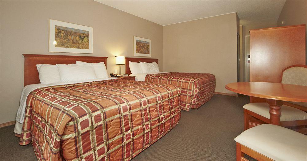 Colonial Square Inn & Suites Saskatoon Exterior photo