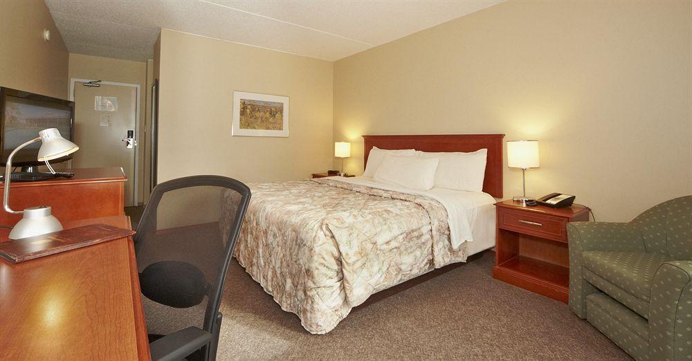 Colonial Square Inn & Suites Saskatoon Exterior photo