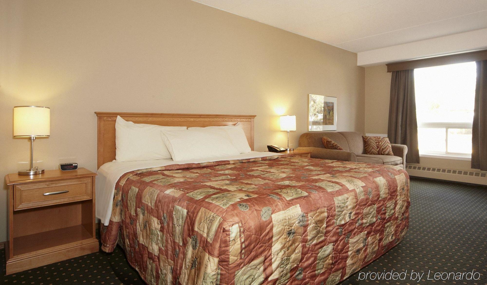 Colonial Square Inn & Suites Saskatoon Exterior photo