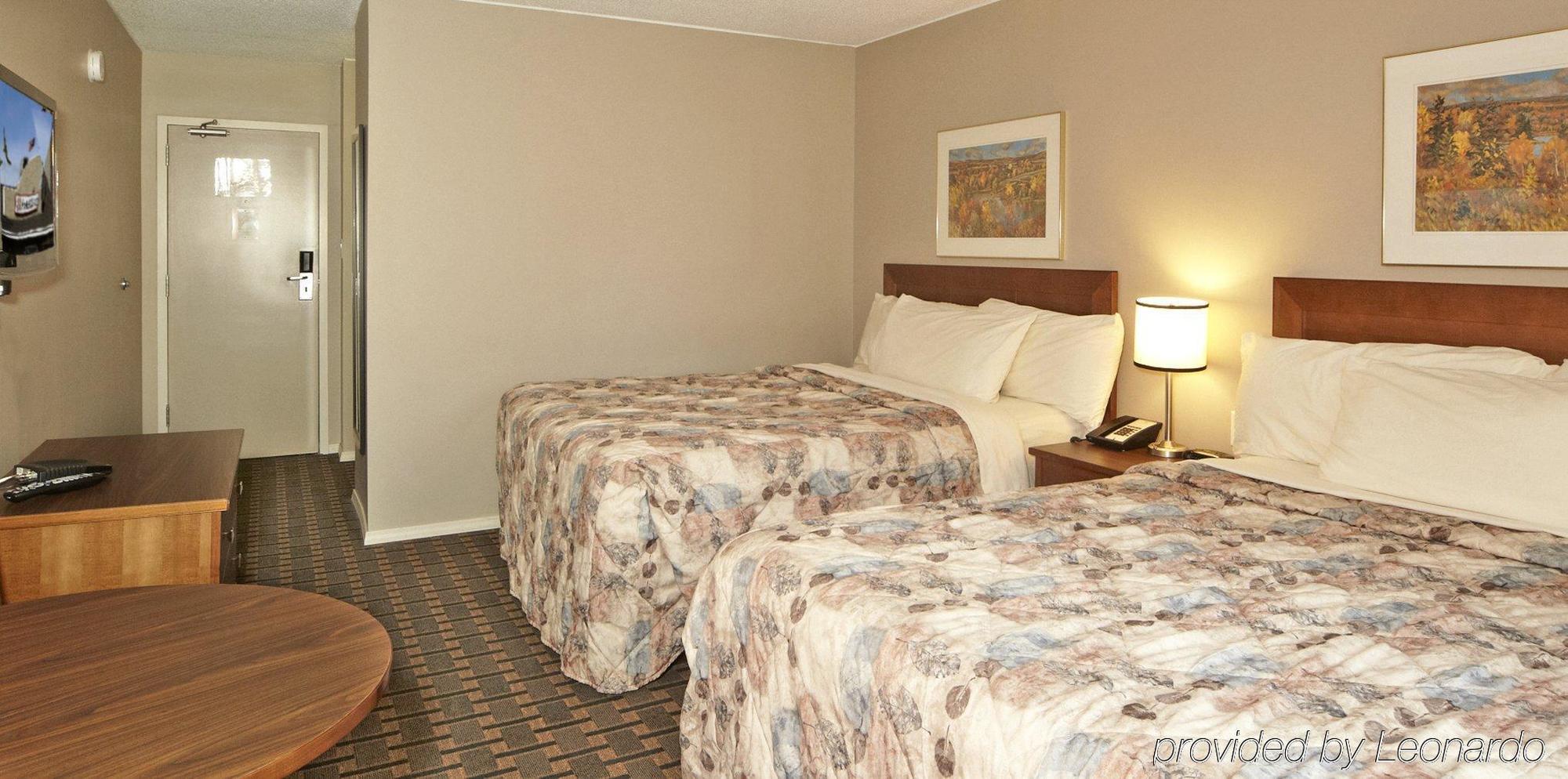 Colonial Square Inn & Suites Saskatoon Exterior photo